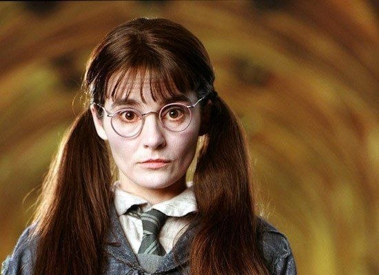 В фильмах о Гарри Поттере 13-летнюю школьницу-привидение Плаксу Миртл сыграла шотландская актриса Ширли Хендерсон. На момент съемок ей было 36 лет.