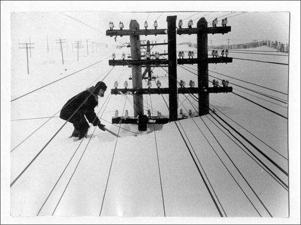 Линии электропередач, занесенные снегом. Воркута. Коми АССР. СССР. 1960-е года.