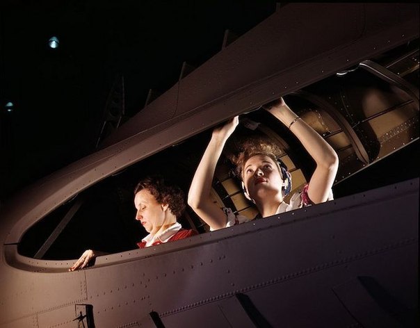 Цветные фотографии женщин, конструирующих военные самолеты, сделанные фотографом Alfred T. Palmer во время Второй мировой войны.