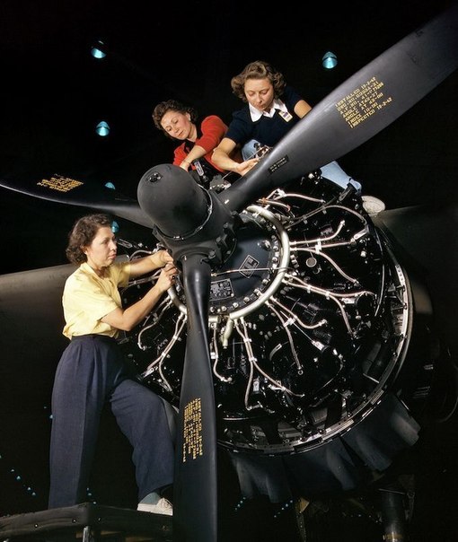 Цветные фотографии женщин, конструирующих военные самолеты, сделанные фотографом Alfred T. Palmer во время Второй мировой войны.
