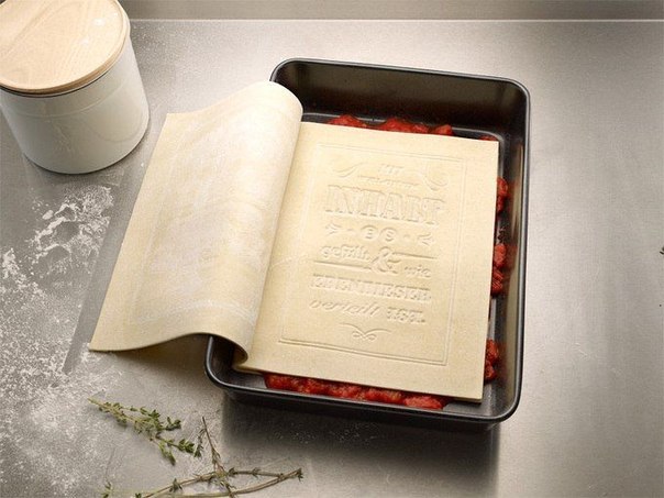 Немецкое креативное агенство Korefe разработало первую в мире съедобную «поваренную книгу» - The Real Cookbook. «Книга» изготовлена из свежей пасты в виде лазаньи, как специальный проект для крупного издательства. «Страницы», которые можно перелистывать наполняются ингредиентами, а затем все это запекается в духовке.