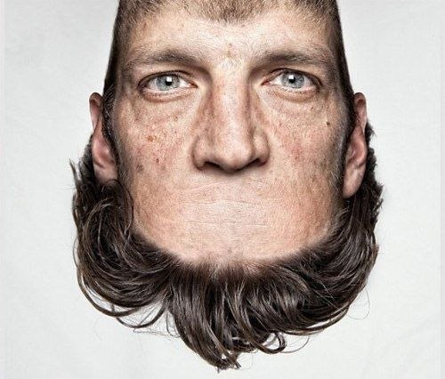 Интересные фотосессия перевёрнутых лиц немецкого фотографа Торстена Шмитдкота (Thorsten Schmidtkord) выглядит необычно. Голова сверху или «Head On Top» назвал автор свою фотосессию. Мастер перевернул головы, а глаза и нос оставил в исходном виде.