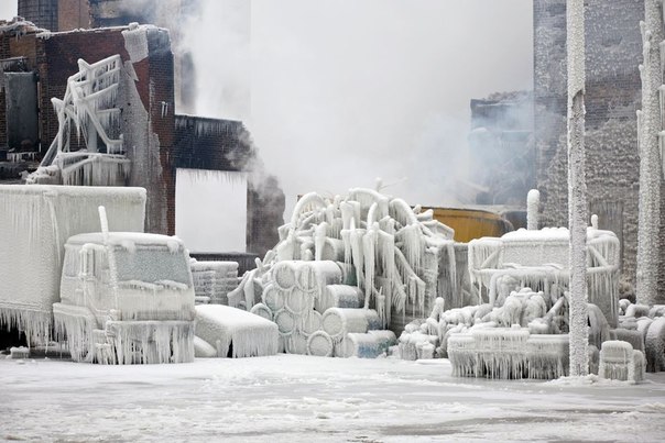 Тушение сильного пожара на одном из складов в Чикаго, США. В ликвидации огня принимали участие 170 пожарных, а из-за чрезвычайно низкой температуры (-46 градусов по Цельсию с учетом поправки на скорость ветра) здание быстро покрылось наледью.