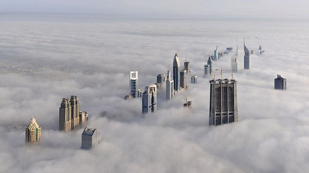 Вид с одного из самых высоких небоскребов в мире «Бурж Халифа», Дубаи.