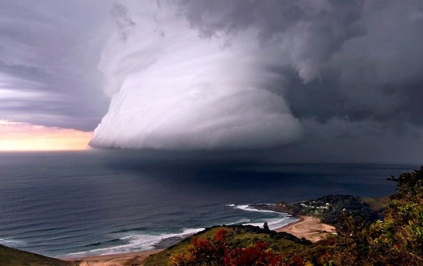 Ураган надвигается на пляж Эра недалеко от Сиднея