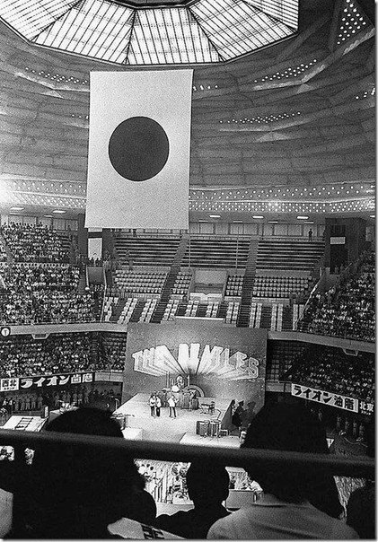 Выступление «The Beatles» открывает чемпионат боевых искусство в Токио, в 1966 году.
