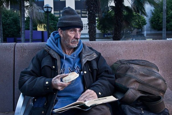 Молодой фотограф Джастин Беттман начал свой фотопроект  Бублик” (The Bagel Project) в 2011 году. Проект заключается в том, что Джастин подходит к одному из бездомных на улицах Лос-Анджелеса и предлагает бублик взамен на рассказ о своей жизни.