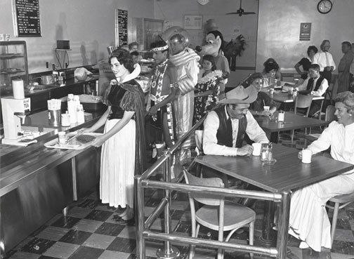 Cтоловая работников Диснейленда в 1961 году.