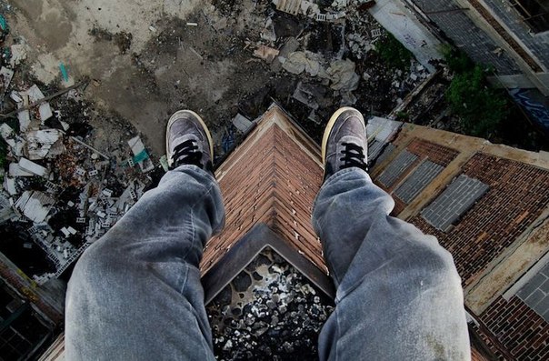 Фотографии на краю городских крыш от Денниса Мэйтлэнда