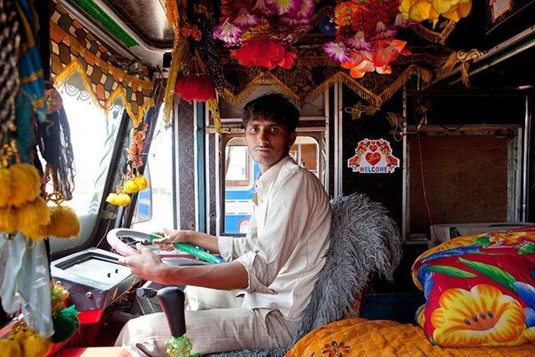 Дэн Экштейн из Нью-Йорка снял серию фотографий о тяжелой и красивой жизни индийских дальнобойщиков