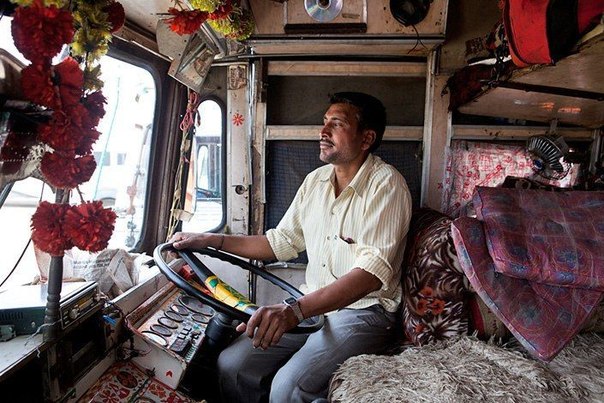 Дэн Экштейн из Нью-Йорка снял серию фотографий о тяжелой и красивой жизни индийских дальнобойщиков