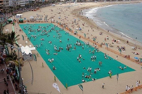 Самое большое пляжное полотенце. Его размер 87 на 25 метров.