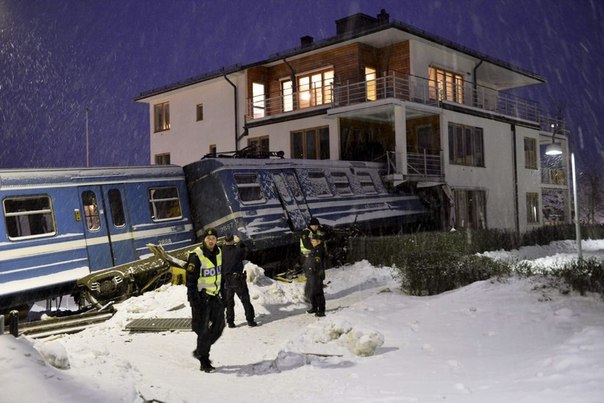 Поезд, сошедший с рельс в Сальтшебадене, пригороде Стокгольма, Швеция. По данным местных СМИ, поезд угнала уборщица, которая в итоге не смогла справиться с управлением. Причины угона остаются неизвестными.